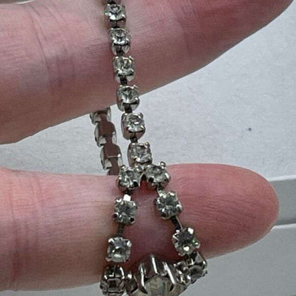 Vintage cut glass shimmering bracelet with ornate decor. - Picture 3 of 7